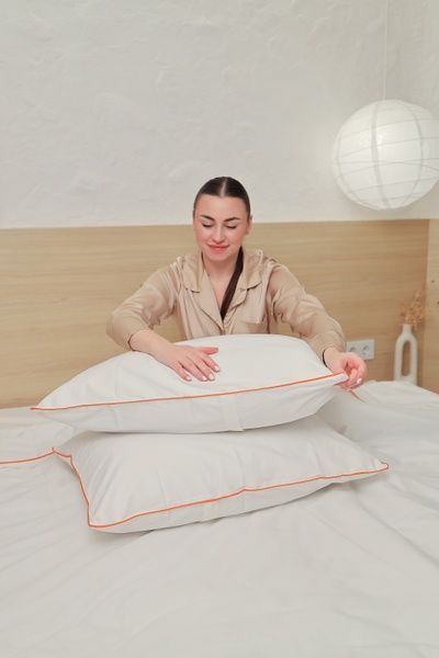 Сатинова постіль &laquo;Біла&raquo; оздоблена помаранчевим кантом, євро, 50x70 2шт, Помаранчевий, без резинки 42800 фото