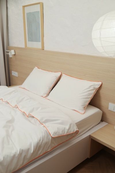 Сатинова постіль &laquo;Біла&raquo; оздоблена помаранчевим кантом, євро, 50x70 2шт, Помаранчевий, без резинки 42800 фото