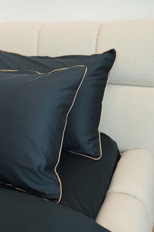 Сатинова постіль &laquo;Чорна&raquo; оздоблена золотим кантом, євро, 50x70 2шт, Золотий, без резинки 42100 фото