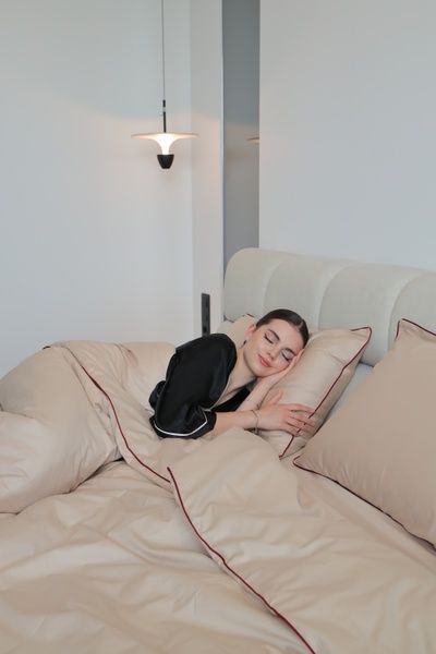 Сатинова постіль &laquo;Капучино&raquo; оздоблена бордовим кантом, сімейний, 50x70 2шт, Бордовий, без резинки 41800 фото